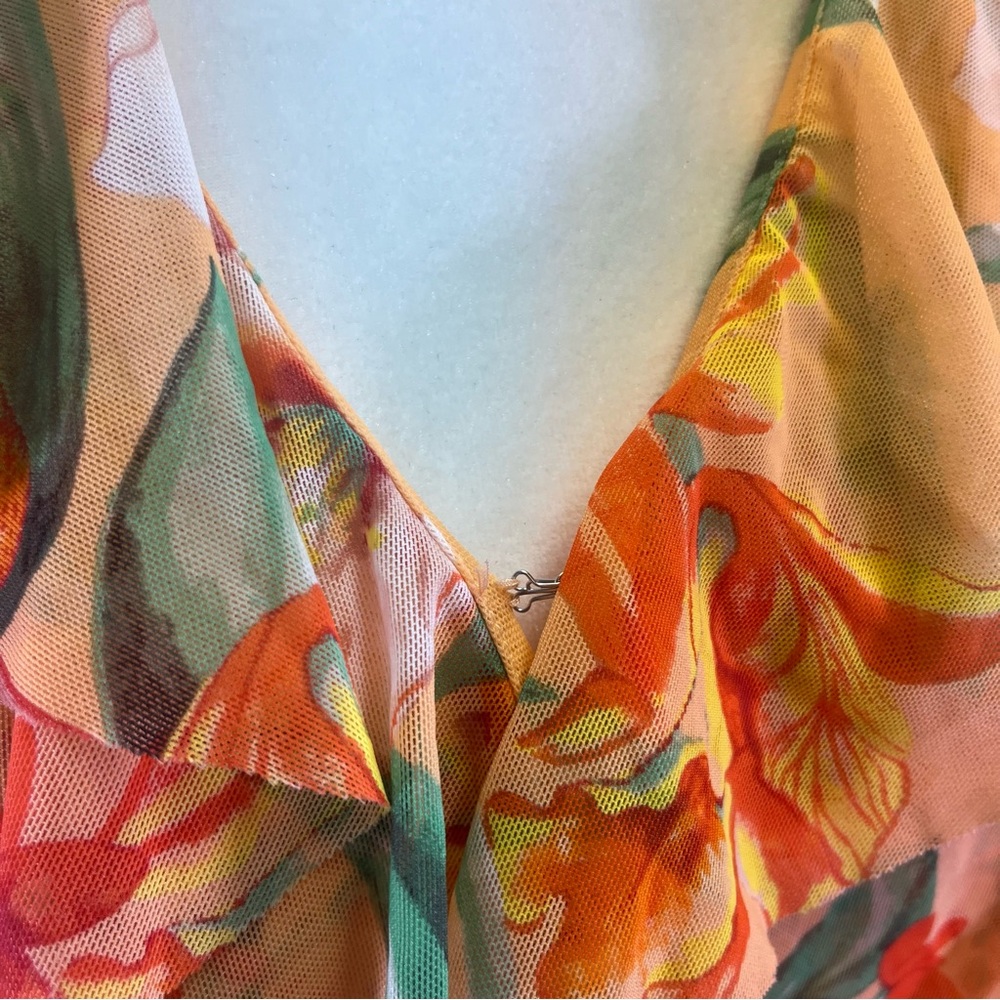 WHBM Tropical Floral V-Neck Sleeveless Blouse w/ Ruffle Peplum Hem Sz M - Picture 5 of 7